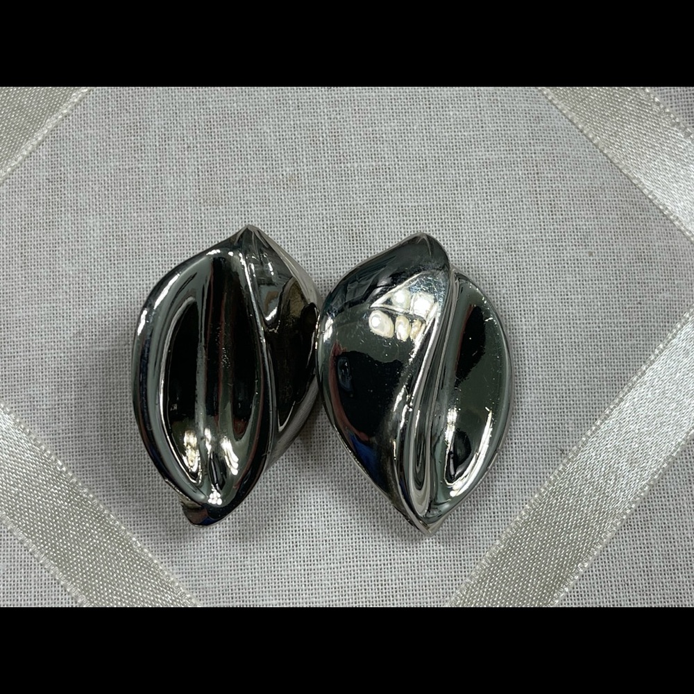 Vintage 1950s Sculptural Leaf Clip On Earrings